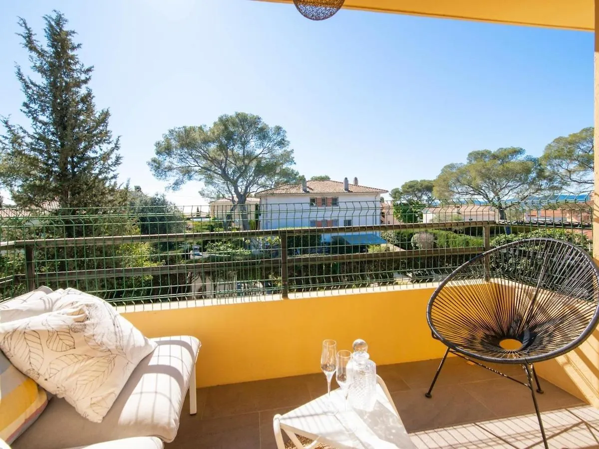 115M2 Avec Un Apercu Mer Et Proche Du Centre Saint-Raphael